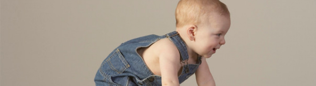 ¿Por qué es importante que los bebés gateen?